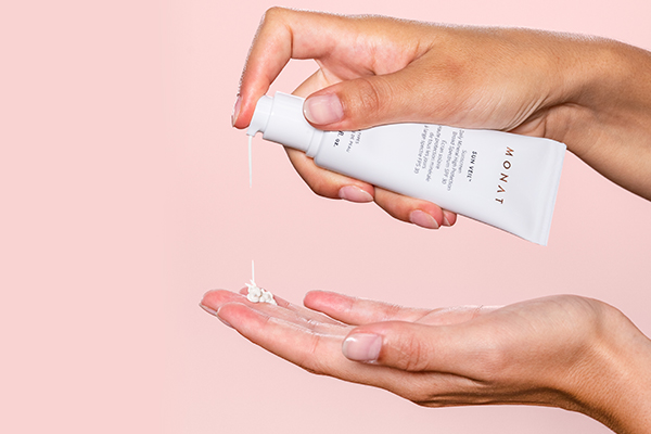 hands pumping monat sun viel onto their palm